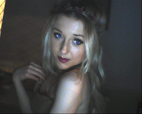 theefflorescence:  red lips. Feeling vintagey and romantic today 