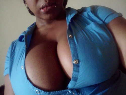 luvtittyandbbws:  Dem sittin nice!!  like tops with bulging huge tits,mmmmmm,xxxxx.