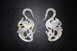 anntk:  2g Mother of Pearl carved earring