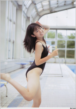 bite:  小池里奈の１７才になっても膨らまないおっぱい水着グラビア画像 - みんくちゃんねる