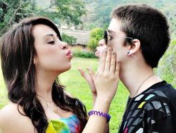 gabrielcezar:  Amor, é quando você conhece todos os defeitos da pessoa e mesmo assim, faz questão de estar ao lado dela. (eterna-princesa) 