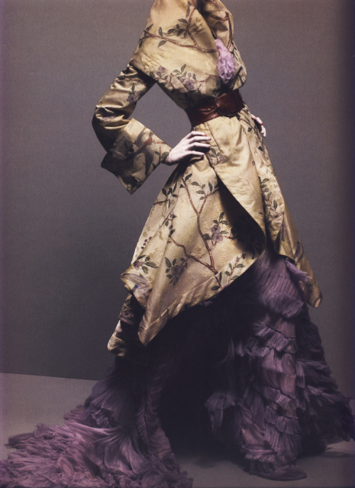 suicideblonde: Alexander McQueen Autumn/Winter 2006-07 photographed by Sølve Sundsb&osla