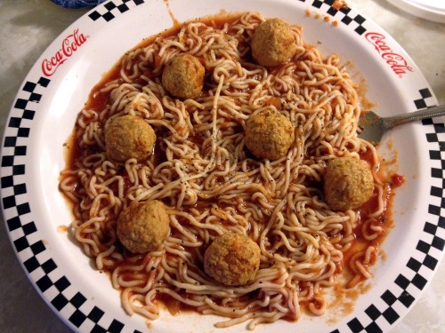 maln0urished:  Must share, my new favorite dish ever. GUILT FREE SPAGHETTI! Shirataki Tofu Noodles: 40 calories - per bag Light Ragu: 60 calories - per half cup Extra Lean Turkey Meatballs: 70 calories - 4 meatballs Just made this for my dinner and I’m