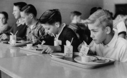 Aus-Der-Traum:  Boys Eating Their Lunch In A School Cafeteria, Usa -1956. 
