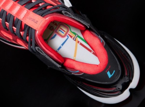 velotone:fuckkyeahchicago:zhubi:D. Rose’s new Adidas shoe, aptly named The Windy, has the CTA rail m