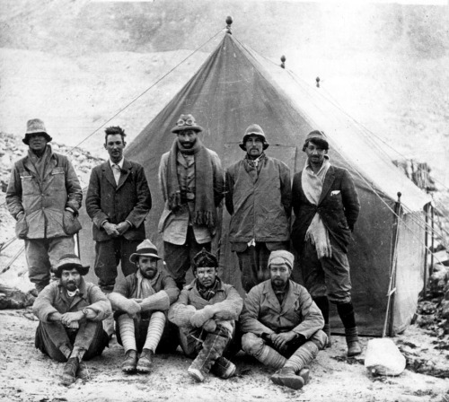 The 1924 Everest expedition team, with (rear left and second left) Sandy Irvine and George Mallory, 