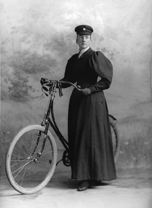 montreal-cycle-chic:  Mme McCormick avec une bicyclette, Montréal,1895 - Vélo Vintage, Montréal #Cyc