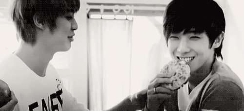 todiedreaming:  Seungho initiated it. Seungho initiated it. Pulling Joon’s hand Seungho you are so greasy.  