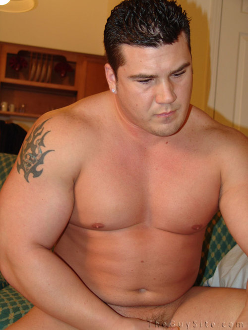 beefybruin:  jockhead:  Luuuuuuuuuuuv Dakota.  mandatory dakota reblog  This big sexy hunk^