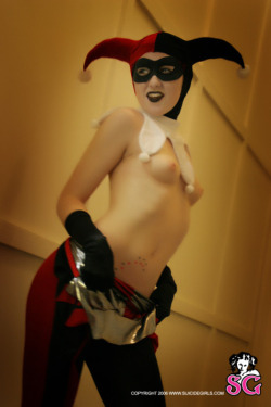 boundforcory:  blutheiligung:  rawr  Please dress up like Harley Quinn and make me ravenous! Invade her dreams like Scare Crow with the insanity of Joker and fuck her raw with the sheer brute force of Solomon Grundy or Killer Croc