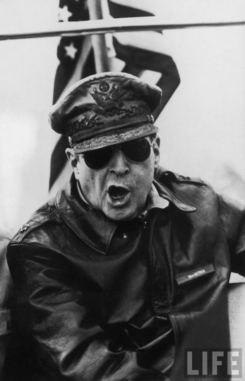 picturesofwar:Douglas MacArthur barking orders at his subordinates.Inchon, South Korea - 1950.