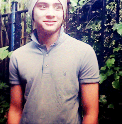 niallspotatoes-and-haroldsgravy:  iheart1onedirection:  horan-and-styles:  petrovadoppleganger:  omg i can’t. omfg.  what the actual fuck. omg.  LOL love this hahaha   its back! 