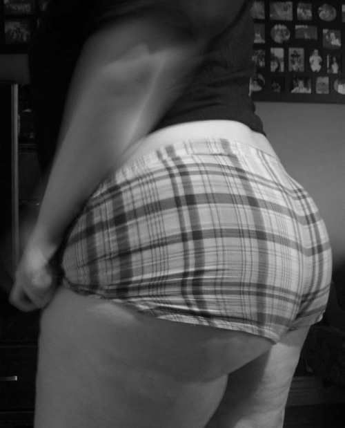 antsintheafterbirth:   I’m not particularly  fond of the bottom half of my body but I’ve been asked very nice so enjoy it.   