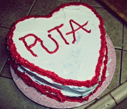 howtolove03:  Mi mamá una vez le hizo una torta a mi papá y le puso “feliz cumpleaños mamon culiao” dfjhgffdgffdgf