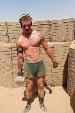 bro-mo:  realmenstink:  MARINES FUCKN SWEAT       (via TumbleOn)  Love stink man