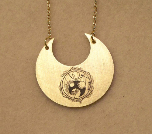 whospam:(via Doctor Who golden crescent with Gallifreyan by TimeMachineJewelry)