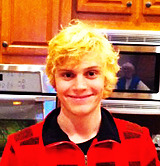 robertopattinson-blog:  9 favorite pics of Evan Peters 
