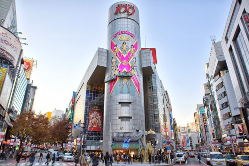Workers putting up the giant Shibuya 109 &ldquo;After School X-Mas&rdquo; billboard today in
