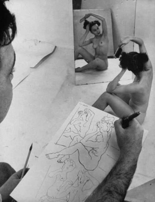 regardintemporel:  Gjon Mili - David Fredenthal drawing a nude model, 1948 