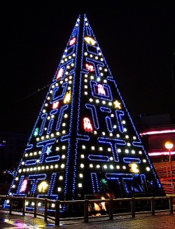 pacalin:  Pac Man Christmas Tree (via: insanelygaming, it8bit) 