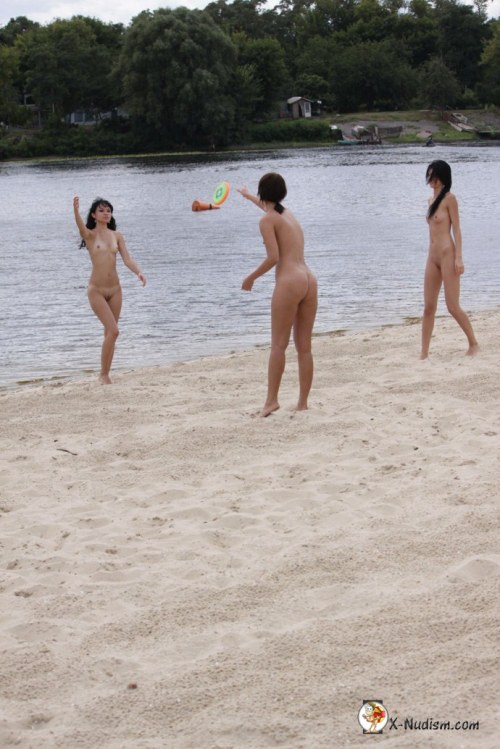 Porn Pics nakedsports:nude frisbee on the beach