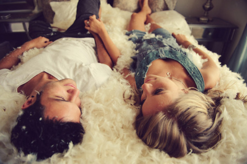 living-each-minute:  Nosso amor seria para sempre, e se morrermos, morreremos juntos, uma promessa, só espero que ela não seja como varias outras, outras que não se cumpriram. Se nós sofrermos, sofreremos juntos, se ficamos alegres, ficaramos alegres