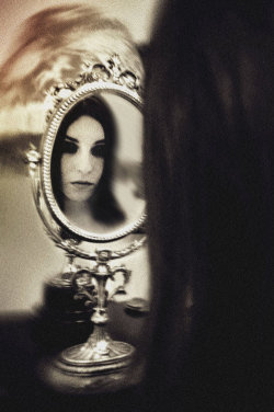 dunkleliebe666:  A soul in the mirror by