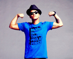 sheisahooligan:  Ohh i’m famous, people repost my stuff lol  his shirt &lt;3 