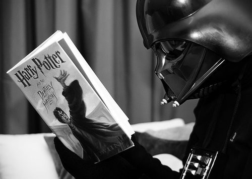  Darthvader, vilão de Star Wars lendo Hp e as Relíquias da Morte *o* kk sendo ele