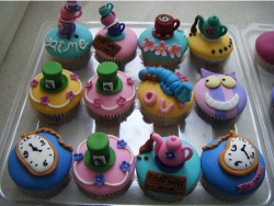 diablodancer:  Alice in Wonderland cupcakes.