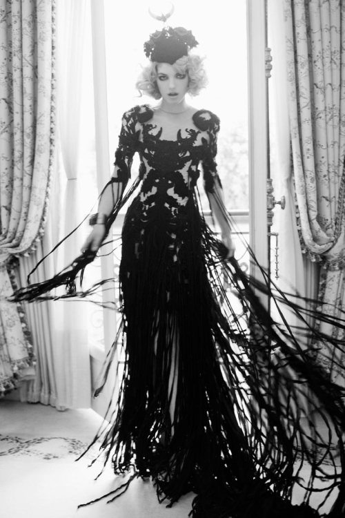 glamrockandlove:  The dress. So gorgeous. 