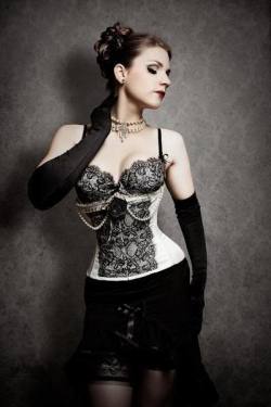 azlairian:  black and white corset &lt;3 