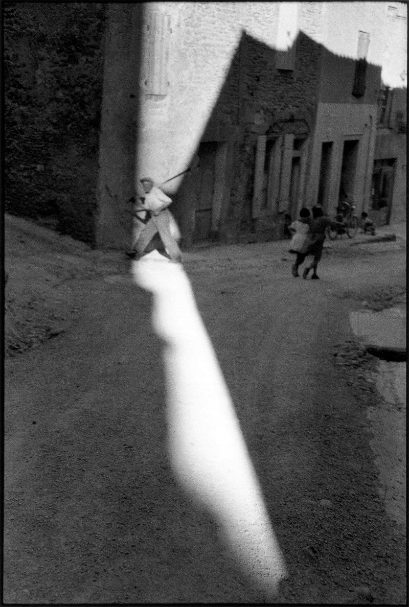 Henri Cartier-Bresson
Tarascon, France, 1959
From Henri Cartier-Bresson: The man, the image & the world
Thanks to m3zzaluna
