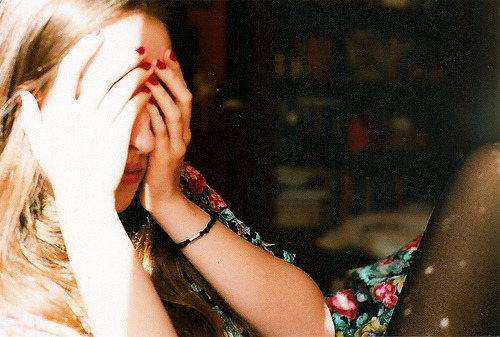  “Por que tudo tem que ser tão difícil?” Perguntava a menina a si mesma, esperando que um dia essa pergunta não fizesse parte de sua vida tão frequentemente. Aos olhos dos outros tudo parecia tão normal, mas só ela sabia o que sentia, aquela