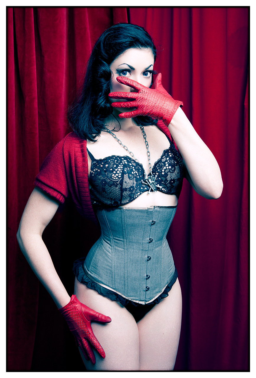 pelennanor:  Little Miss Risk - Red Hand - 01 