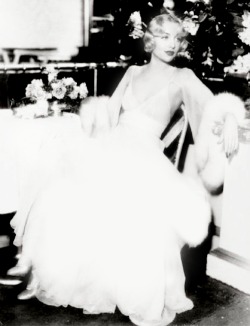 fitzgeraldist:  Carole Lombard on the set