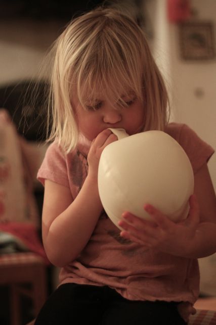 sin-vida:  Step one: Blow up a balloon. Step two: Soak any piece of cute cloth or