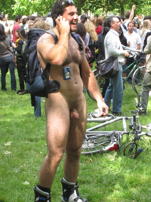 majdad-wnbr:  blazingcrazy:  I have a crush on this guy.  Major Dad’s Public Nudity