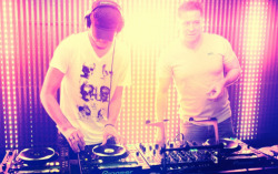 flyjasonfly:  COSMIC GATE! 