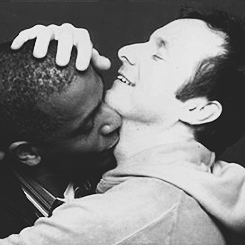  He came out as gay during high school. Ele saiu do armário durante a escola. 
