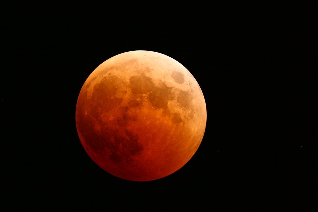rouge-volupte:  Lunar Eclipse. October 27, 2004. Seattle, WA 