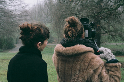 floeurs:  Liz and Sophie by Briony Warren on Flickr.
