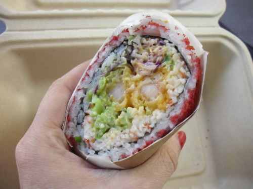 vintage-aerith: drawfella: storiesfromstars: Dear fucking god that’s a sushi burrito. This cha