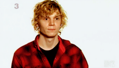 lifeisunique:  Evan on MTV’s Top 10 aw essa carinha de drogado e cabelo bagunçado
