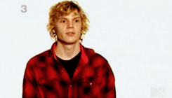 lifeisunique:  Evan on MTV’s Top 10 aw essa carinha de drogado e cabelo bagunçado