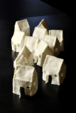 fuckyeahmakestuff:  These felt houses are so sweet and wouldn’t take much time to make.  The tutorial can be found here, and it includes a template for the houses! I think I’m in love. 