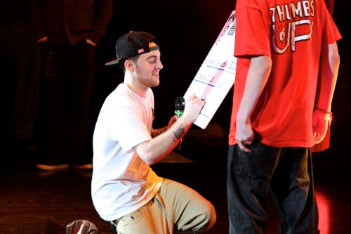 fuckyeahmaaacmiller:  Mac signed a cheque on stage last night in Pittsburgh, and made a donation of โ,000 to the Make A Wish Foundation. If you recall, Mac said he would donate the โk if there were 50k presales of Blue Slide Park. Unfortunately, the