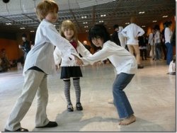 a-gay-elephant-called-jonathan:  anomonnolee:  Itty bitty Death Note cosplay. D’aaaaaaaaaaaaaaaawh   This is adorable okay 