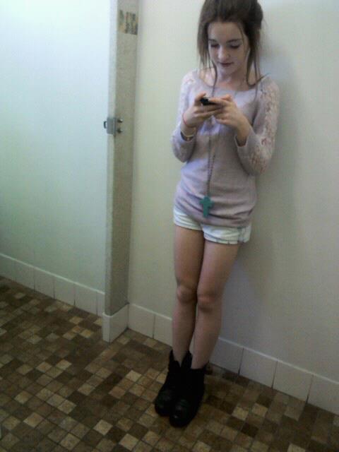 asfak3asbarbie:  barbies-little-sluts:  (;   REBLOG LEANNA!!