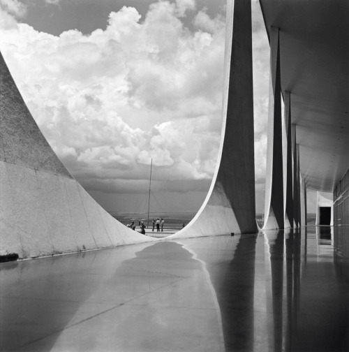 timeisthearchitect: “La construction de Brasilia par Marcel Gautherot” via La boite verte. The Bra